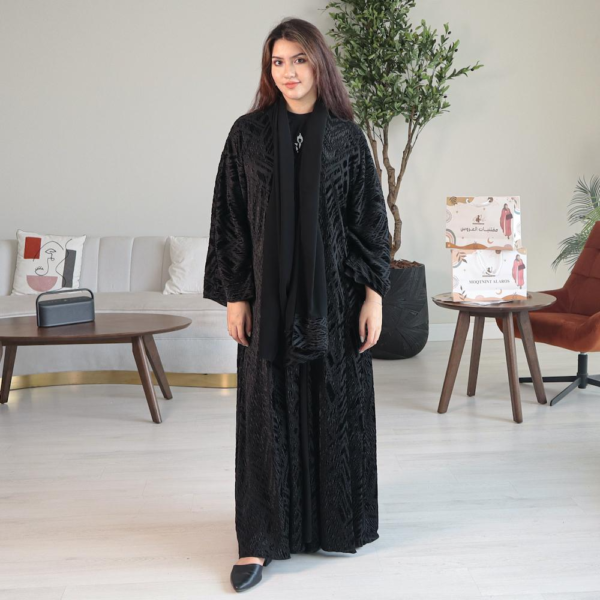 "عباية سيراميك ملكي بتطريز ريش وشك يدوي فاخر "